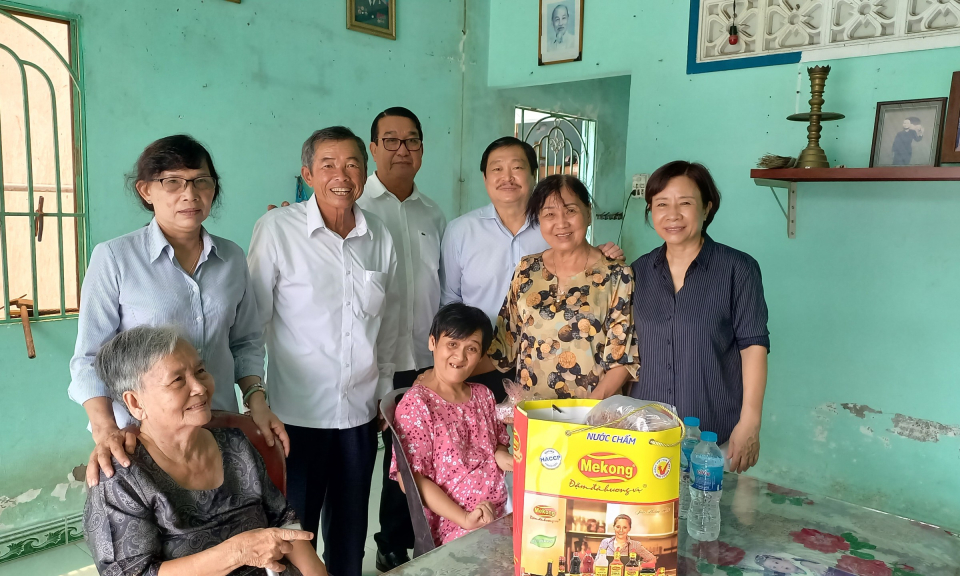Trao tặng quà cho trẻ em nạn nhân chất độc da cam