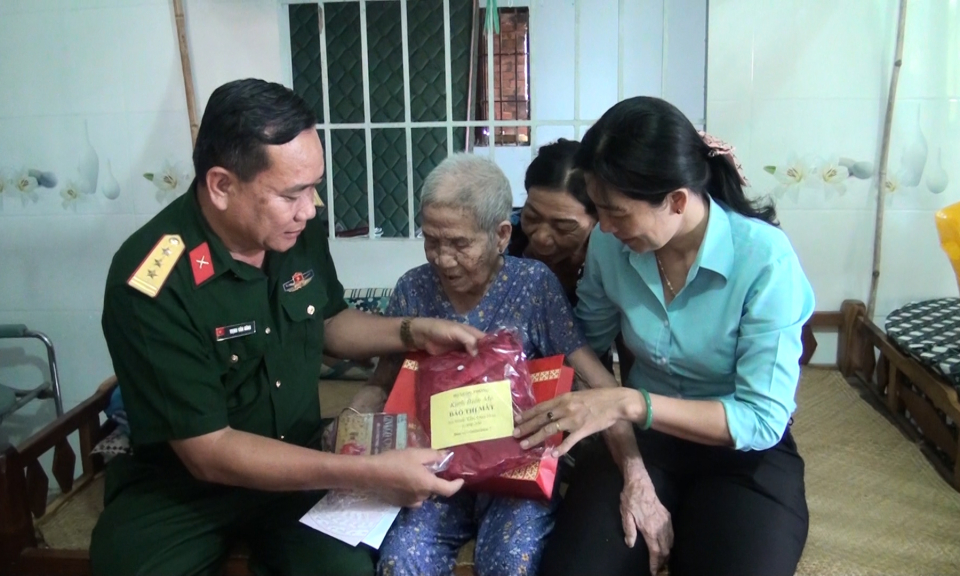 Ban chỉ huy Quân sự huyện Đức Hòa thăm tặng quà cho Mẹ Việt Nam Anh hùng