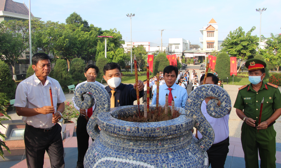 Thủ Thừa viếng đài tưởng niệm liệt sĩ huyện nhân kỷ niệm 75 năm ngày Thương binh Liệt sĩ