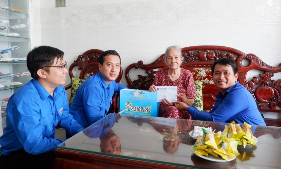Tỉnh đoàn Long An thăm, tặng quà Mẹ Việt Nam Anh hùng