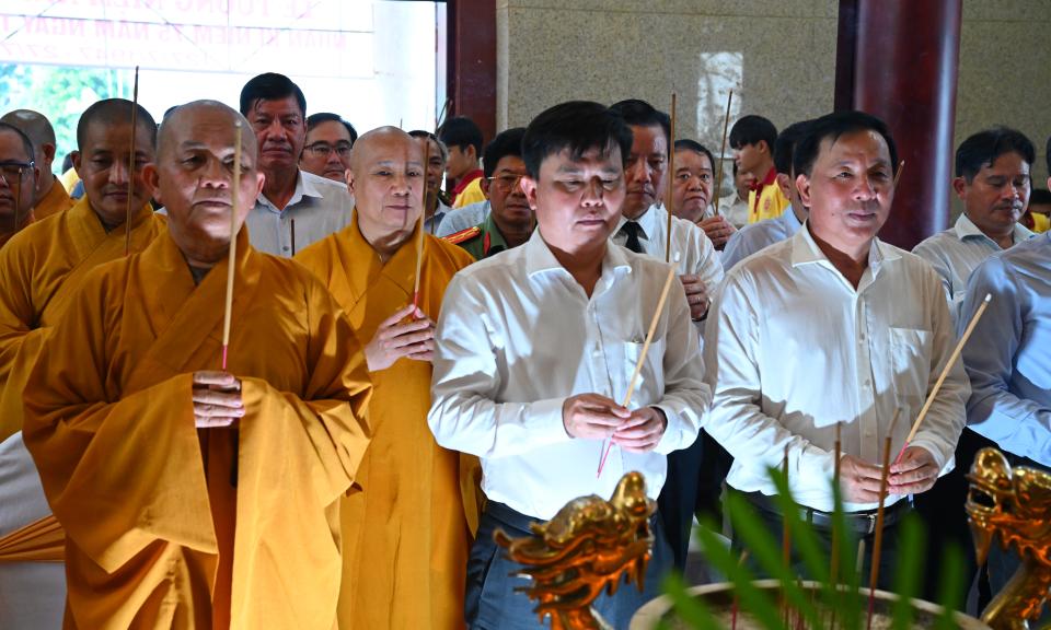 Lễ tưởng niệm các Anh hùng liệt sĩ tại Nghĩa trang liệt sĩ tỉnh