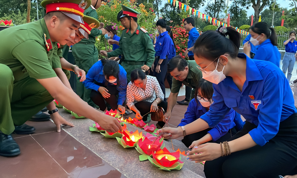 Tân Hưng: Đoàn Thanh niên thắp nến tri ân các Anh hùng liệt sĩ nhân kỷ niệm ngày Thương binh Liệt sĩ 27/7