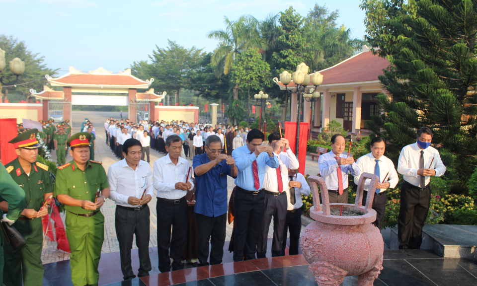 Đức Huệ viếng Nghĩa trang liệt sĩ nhân kỷ niệm 75 năm Ngày Thương binh Liệt sĩ