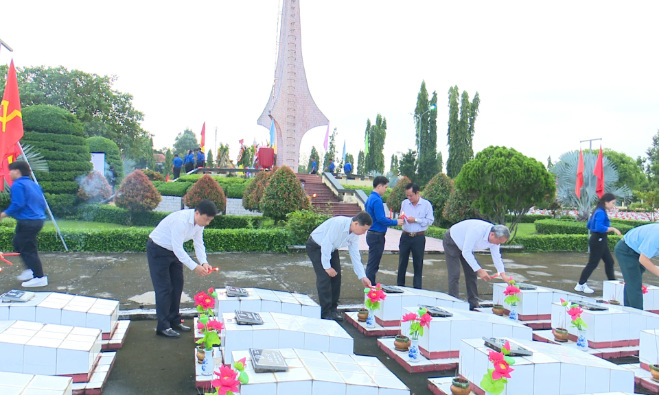 Đức Hòa thắp nến tri ân các Anh hùng liệt sĩ
