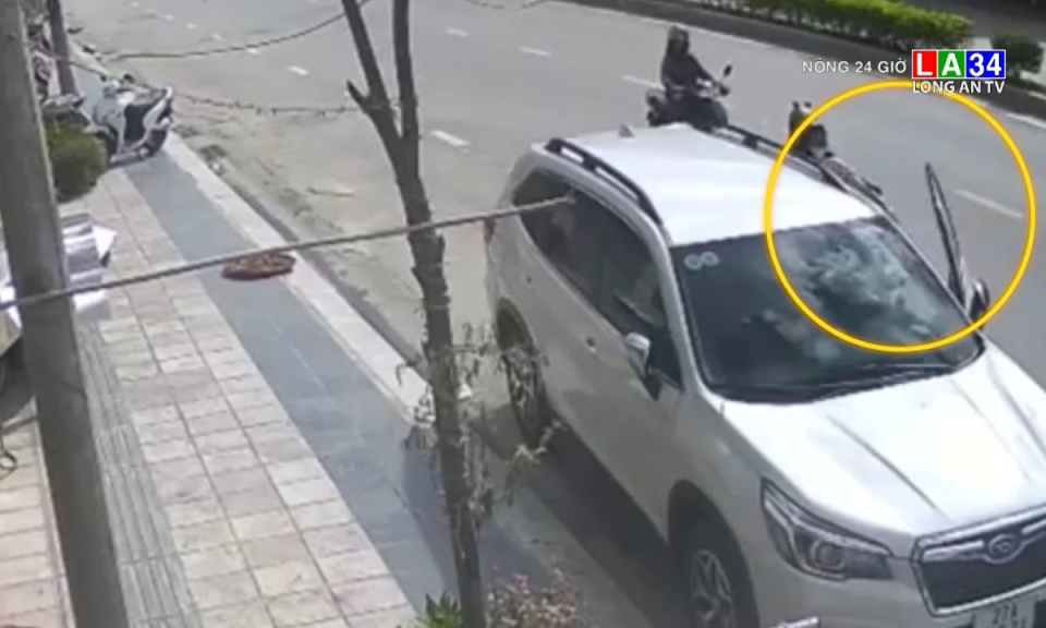 Hàng loạt tình huống mở cửa ô tô bất cẩn gây tai nạn cho người khác