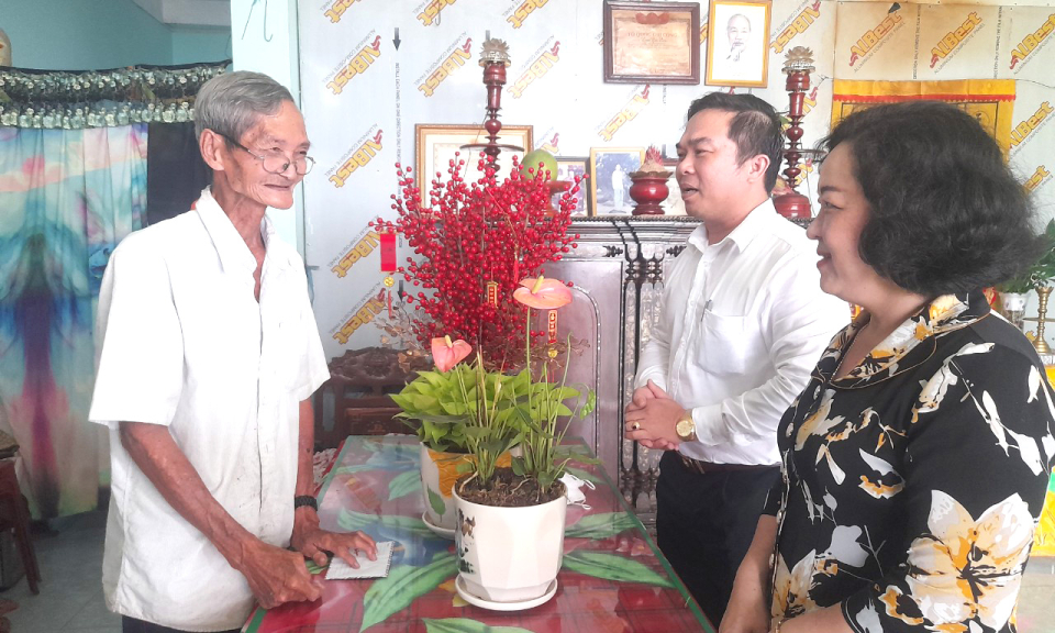 Bí thư Huyện ủy Tân Thạnh Bùi Quốc Bảo thăm và tặng quà gia đình chính sách 