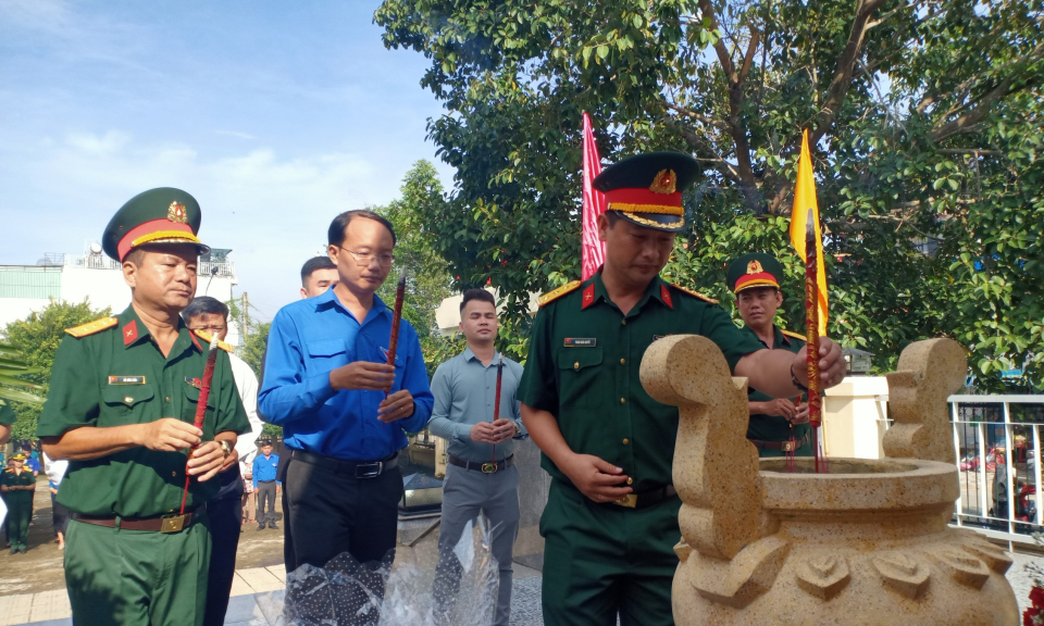 Quân khu 7 tổ chức chương trình "Về nguồn" tại Đức Huệ