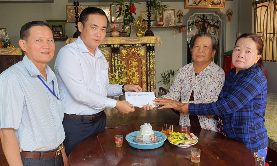  Chủ tịch UBND huyện Tân Thạnh thăm, tặng quà Mẹ Việt Nam Anh hùng và gia đình chính sách