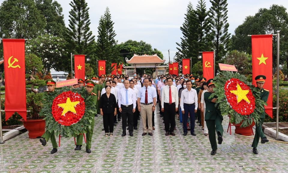 Huyện Cần Giuộc viếng Nghĩa trang liệt sĩ