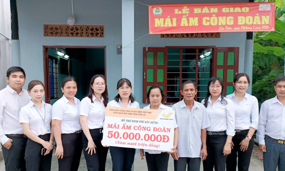 Bưu điện tỉnh Long An tặng "Mái ấm Công đoàn" cho người lao động tại huyện Cần Đước