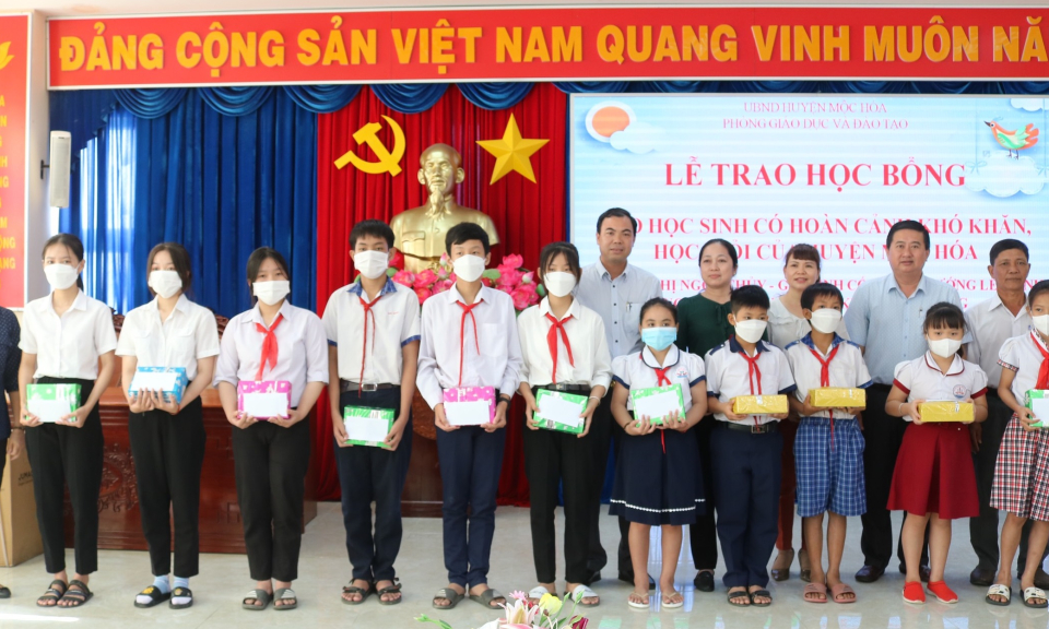 Mộc Hóa: Gia đình cố Trung tướng Lê Mạnh – Nguyên Tư lệnh Quân khu 7 trao học bổng 100 triệu đồng