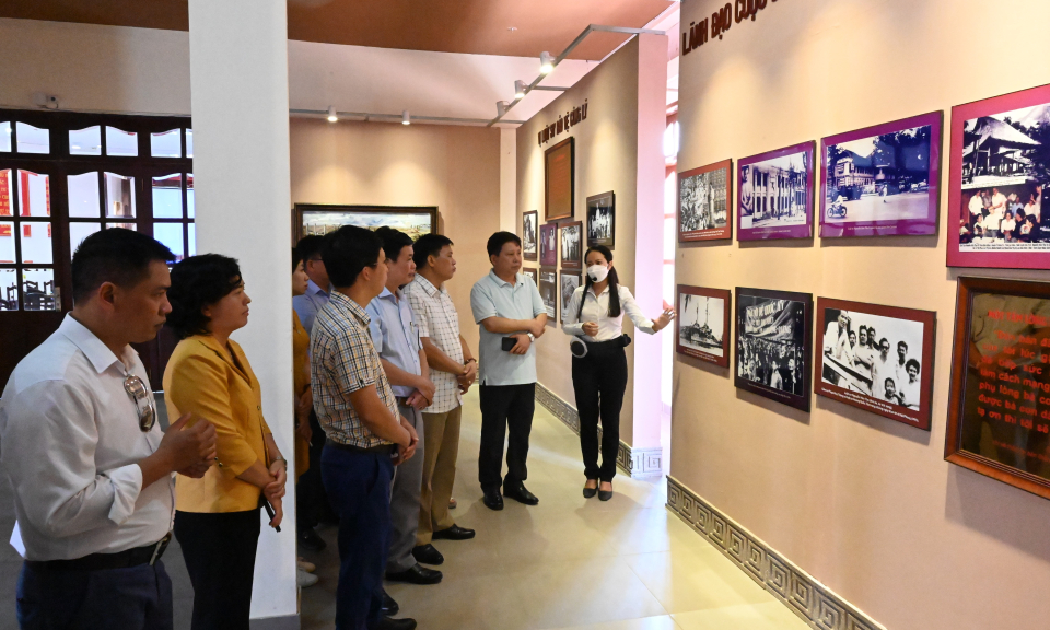 Đoàn công tác Ban Tuyên giáo Thành uỷ Hải Phòng viếng Đền Luật sư Nguyễn Hữu Thọ