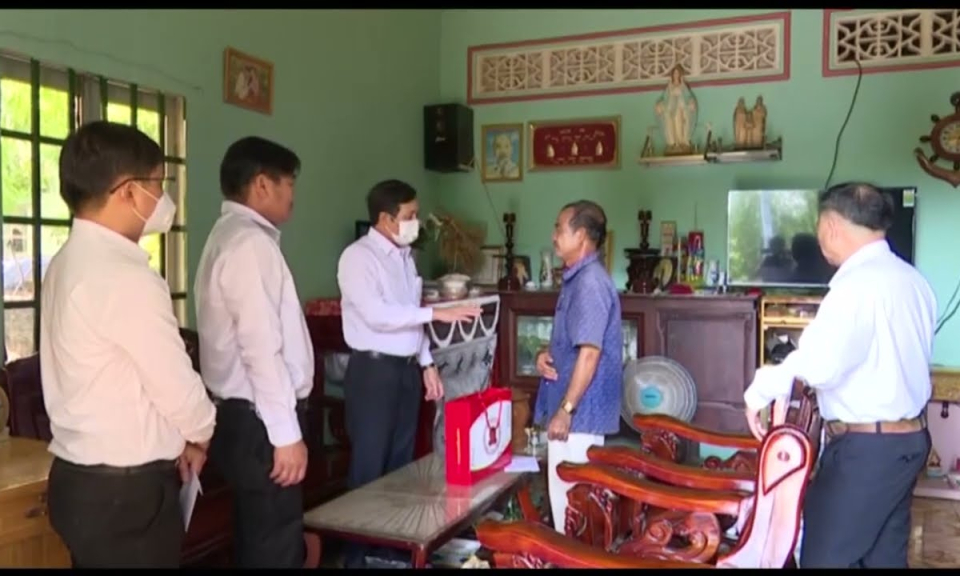 Lãnh đạo tỉnh tặng quà cho thương binh tại Thạnh Hóa