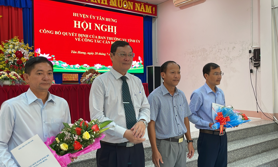 Tân Hưng công bố quyết định công tác cán bộ và bầu bổ sung BTV Huyện ủy