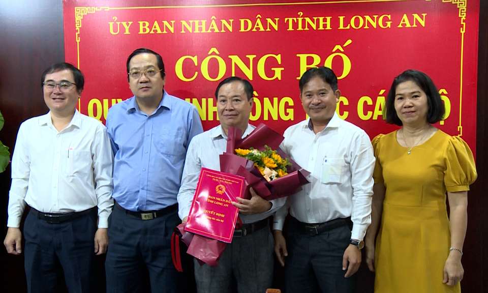 UBND Tỉnh trao quyết định công tác cán bộ