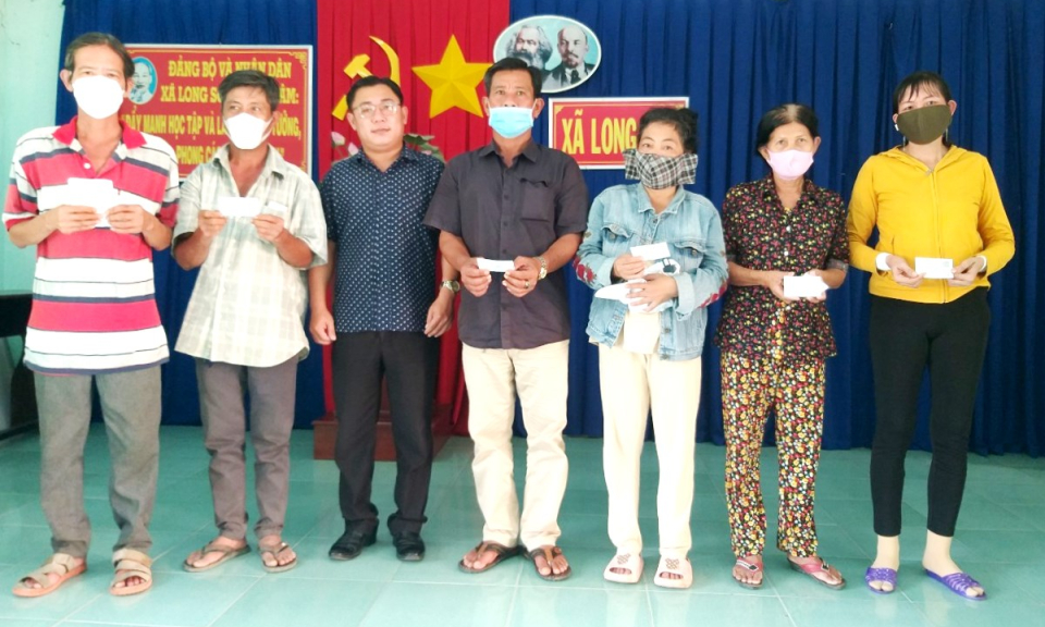 Cần Đước tặng 50 thẻ bảo hiểm y tế cho người nghèo