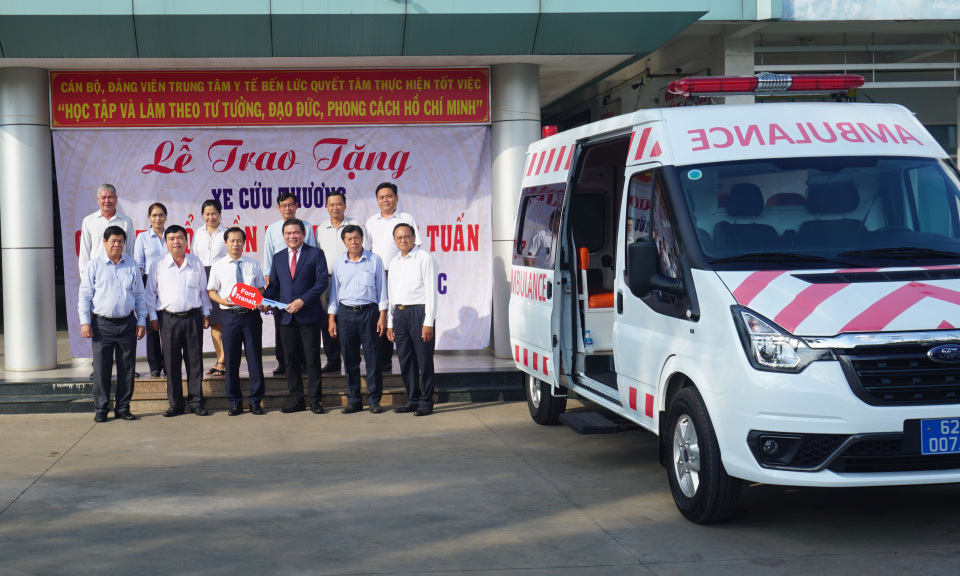 Trung tâm Y tế huyện Bến Lức tiếp nhận xe cứu thương do Tập đoàn Thái Tuấn tài trợ