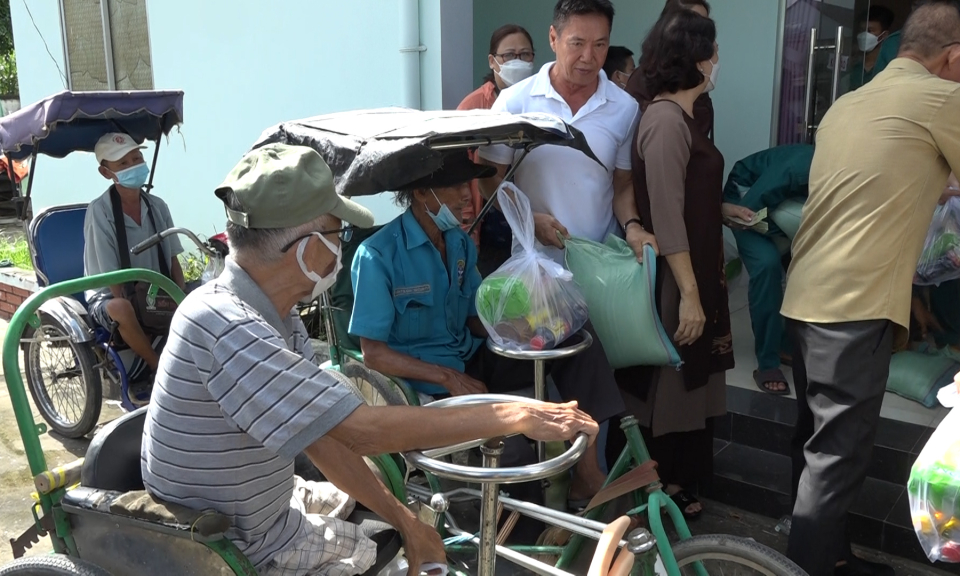 Đức Hòa trao quà cho người khuyết tật và trao nhà tình thương cho hộ khó khăn