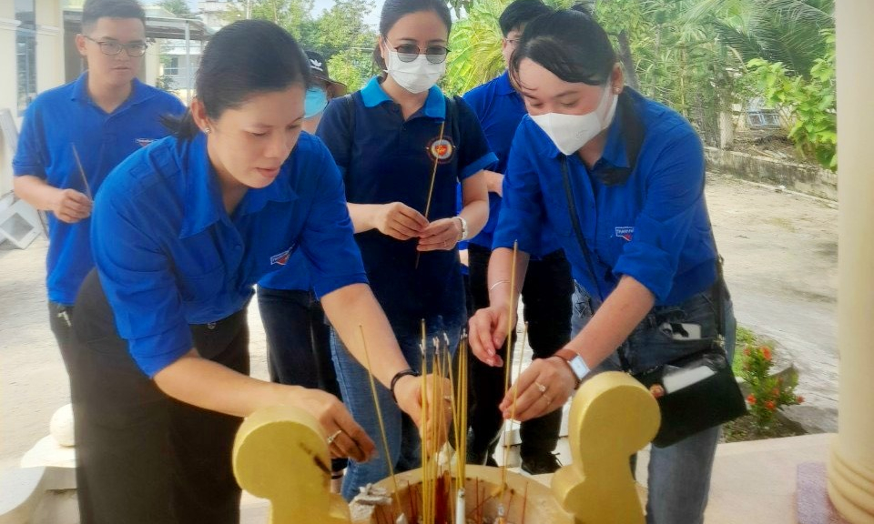 Đoàn khối cơ quan, doanh nghiệp Long An cụm 2 “Về nguồn” tại huyện Thạnh Hóa