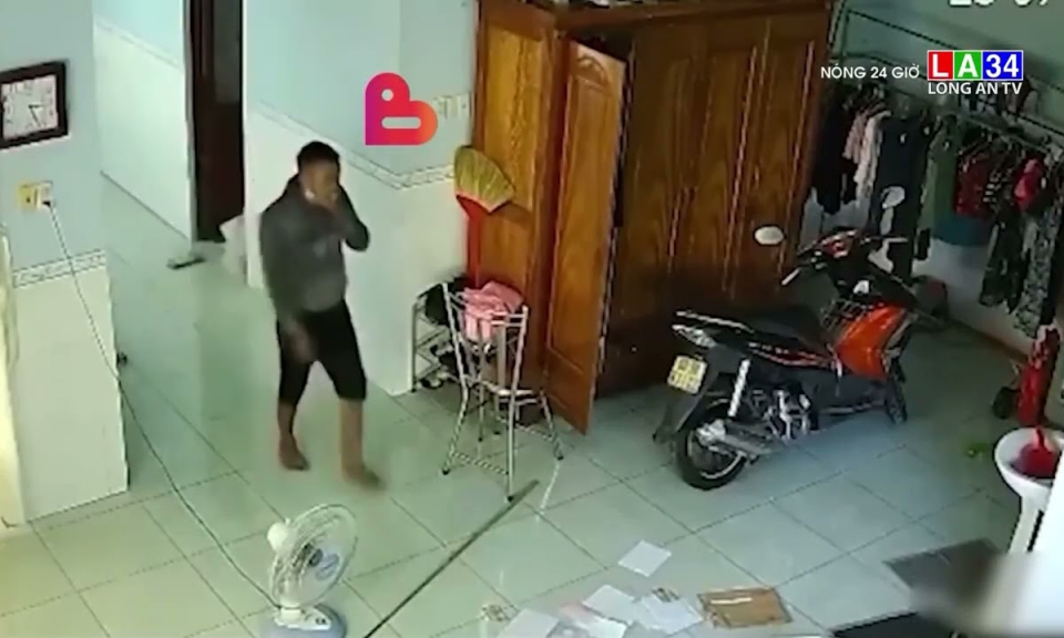 "Đạo chích" cố gắng phá két sắt ngay trước camera