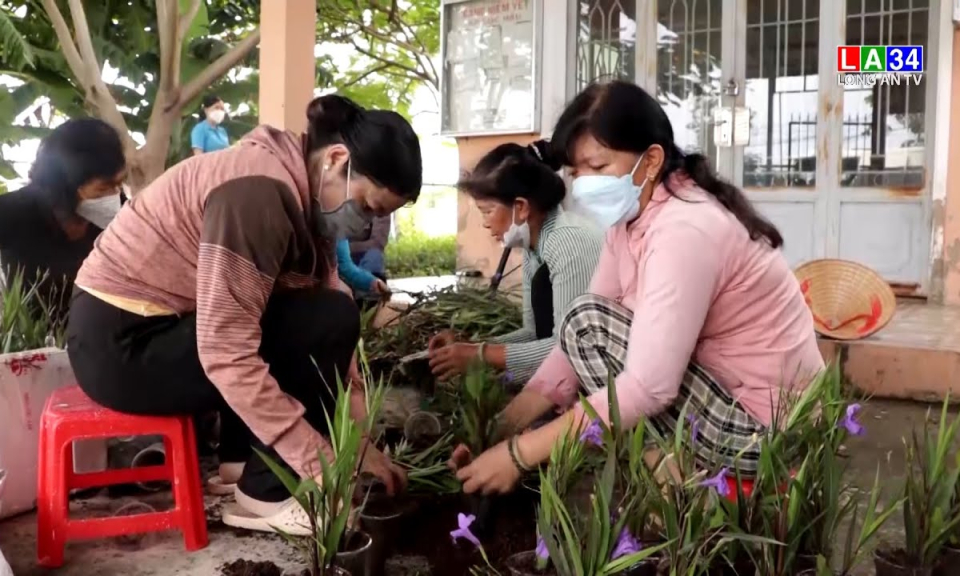 Phụ nữ với mô hình “Vườn ươm giống hoa” 