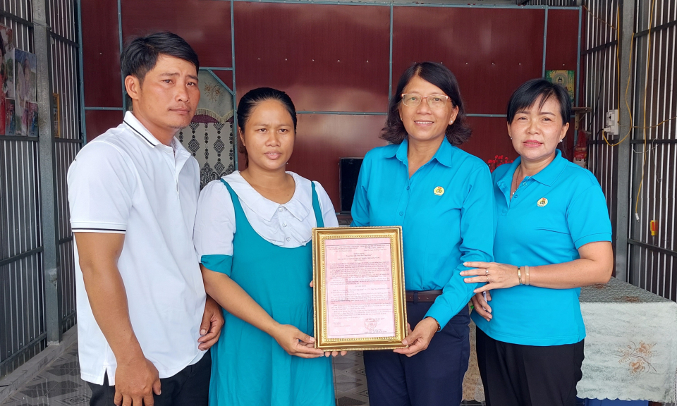 LĐLĐ tỉnh Long An trao nhà Mái ấm Công đoàn tại Tân Hưng