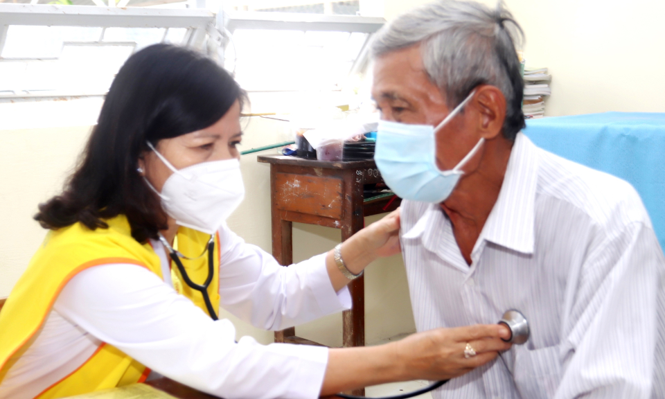 Cần Đước khám bệnh, tặng quà cho 500 người có hoàn cảnh khó khăn