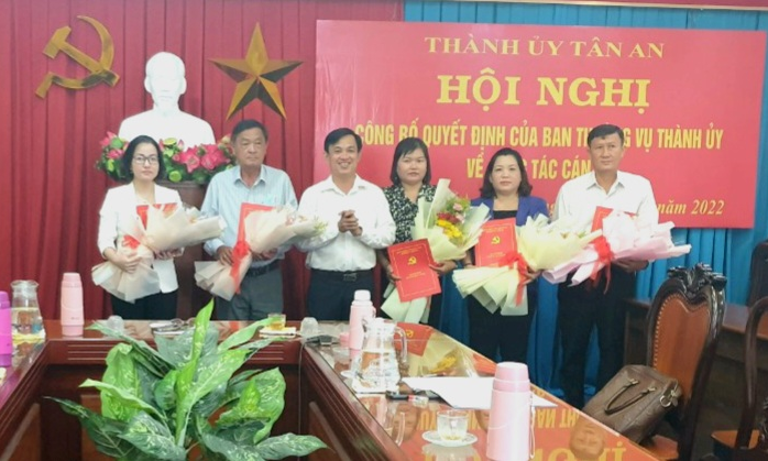 Thành phố Tân An công bố quyết định công tác cán bộ