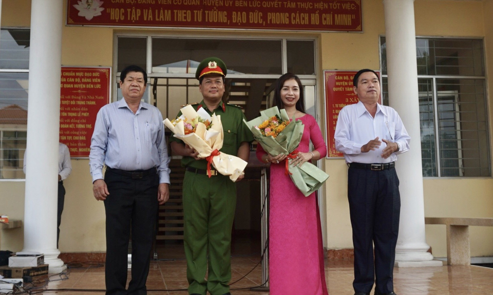 Huyện Bến Lức tuyên dương các điển hình học tập và làm theo Bác dưới cờ