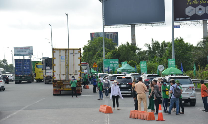 Giao thông ùn tắc khi qua trạm thu phí cao tốc TP Hồ Chí Minh - Long Thành - Dầu Giây