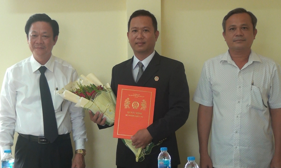 Tân Hưng công bố quyết định bổ nhiệm chức vụ Chánh án Tòa án Nhân dân huyện