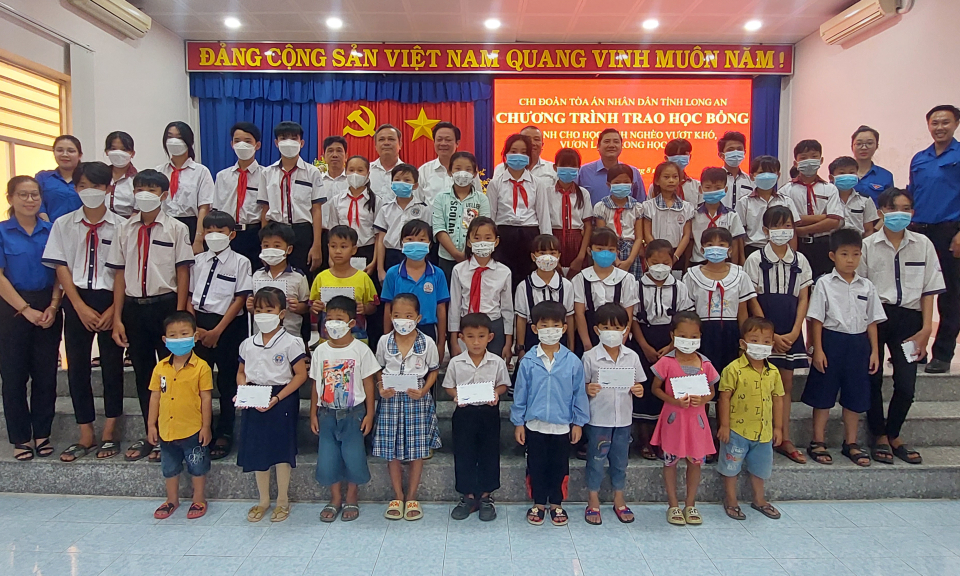 Chi đoàn TAND tỉnh Long An trao học bổng cho học sinh nghèo vượt khó tại huyện Tân Hưng
