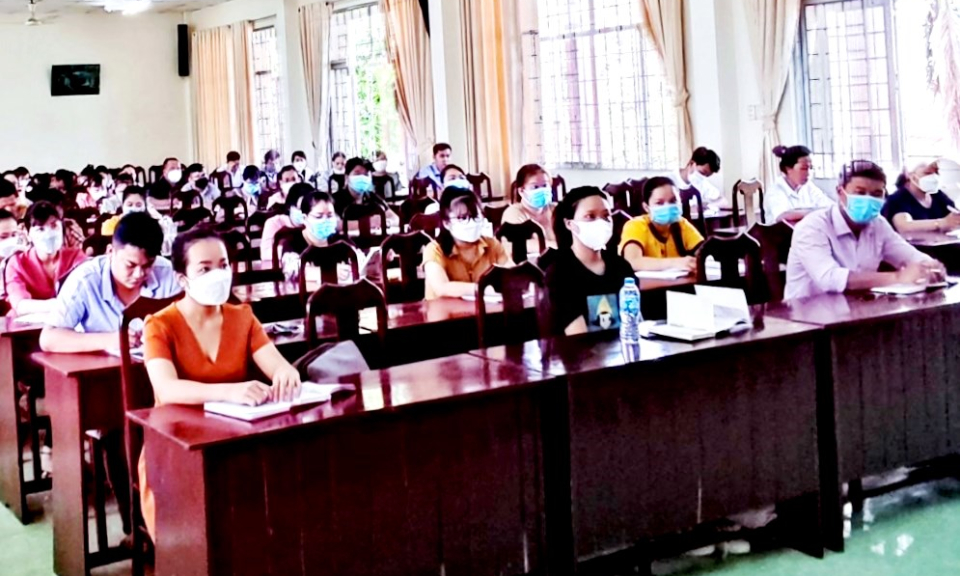 Cần Đước bồi dưỡng lý luận chính trị cho đảng viên mới