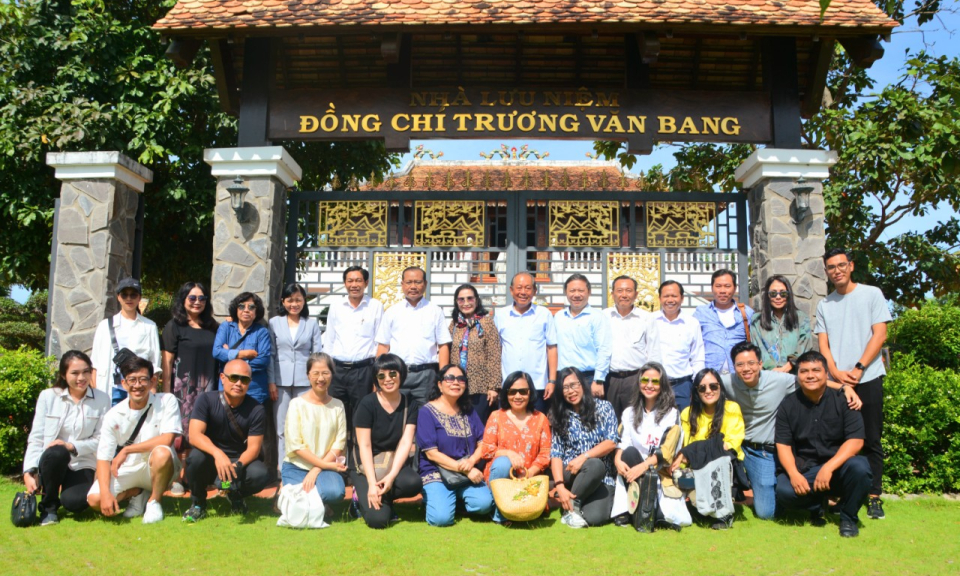 Cần Giuộc:Nguyên Phó Thủ tướng Thường trực  Chính phủ Trương Hòa Bình dâng hương khu lưu niệm Trương Văn Bang