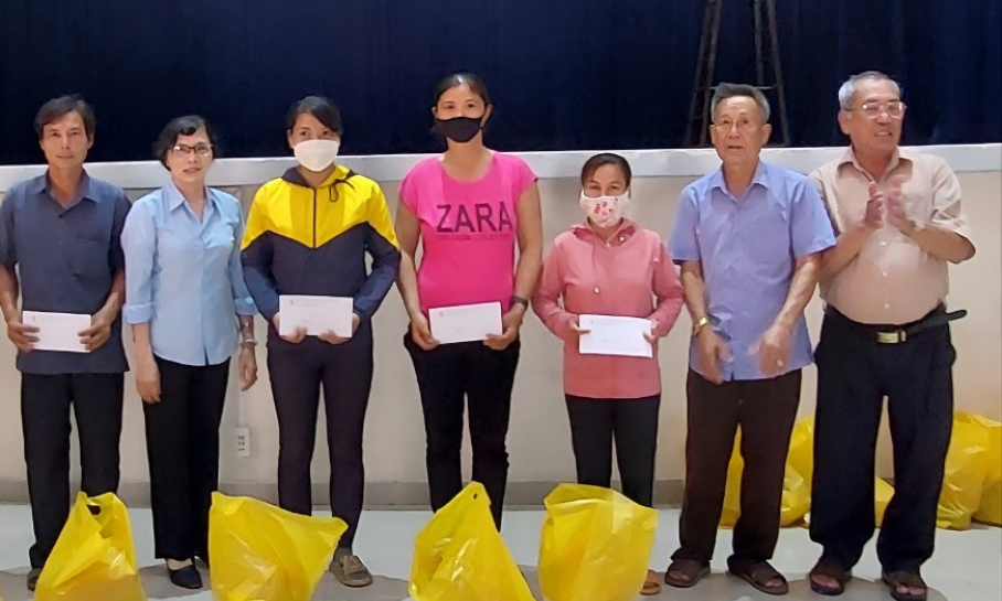 Hội Nạn nhân chất độc da cam đioxin tỉnh Long An tặng quà tại huyện Tân Hưng