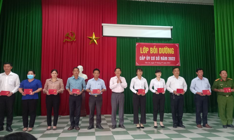 Thành phốTân An bế giảng lớp bồi dưỡng cấp uỷ cơ sở năm 2022