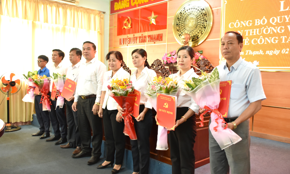 Tân Thạnh trao quyết định công tác cán bộ