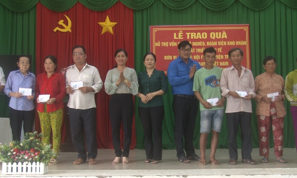 Kiến Tường tặng quà cho hộ nghèo và đoàn viên khó khăn