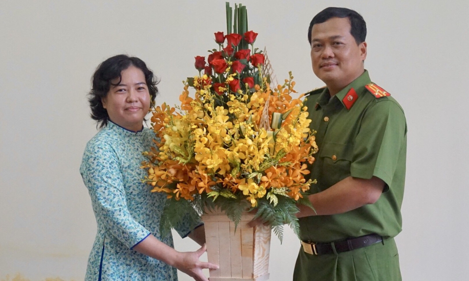Bến Lức: Đảng ủy Công an chúc mừng Ban Tuyên giáo Huyện ủy nhân ngày truyền thống