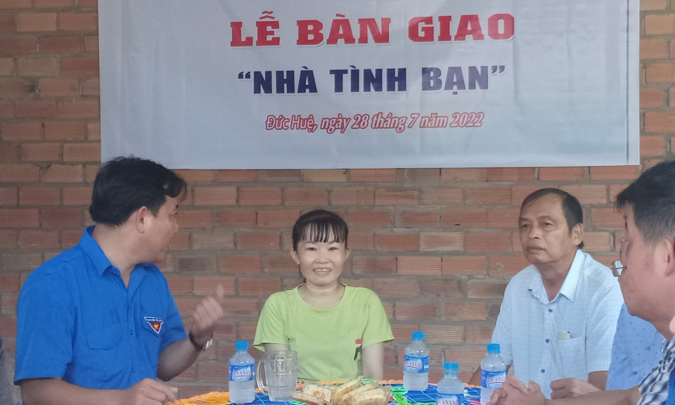 Đức Huệ: Huyện đoàn trao tặng “Nhà tình bạn”
