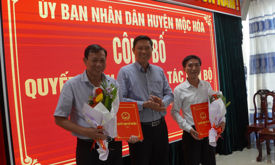Mộc Hóa công bố quyết định về công tác cán bộ