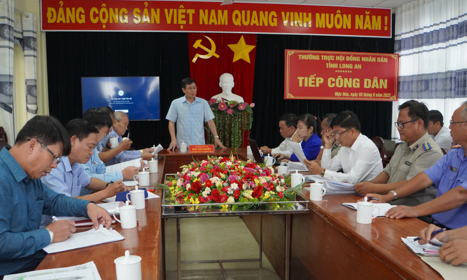 Phó chủ tịch HĐND tỉnh Mai Văn Nhiều tiếp công dân tại Mộc Hóa