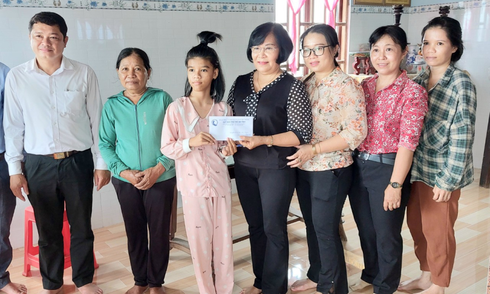 Huyện Châu Thành tặng quà cho trẻ em có hoàn cảnh đặc biệt khó khăn