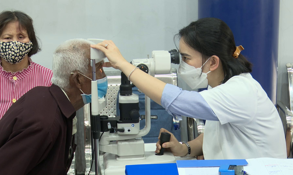 Tân Trụ: Bệnh viện Đại học y Tân Tạo tư vấn sức khỏe cho đối tượng chính sách, người nghèo
