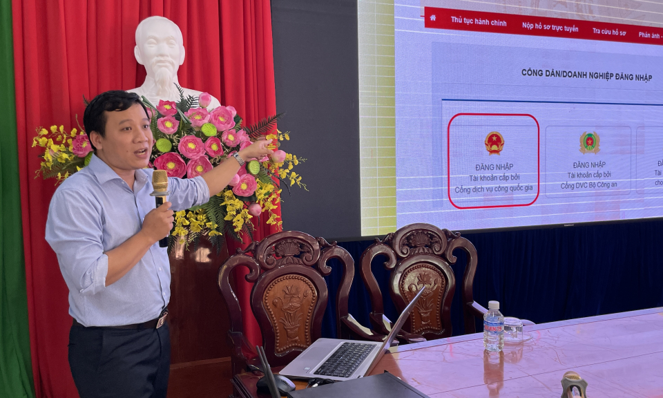 Tân Hưng: Tập huấn, hướng dẫn sử dụng Cổng Dịch vụ công trực tuyến