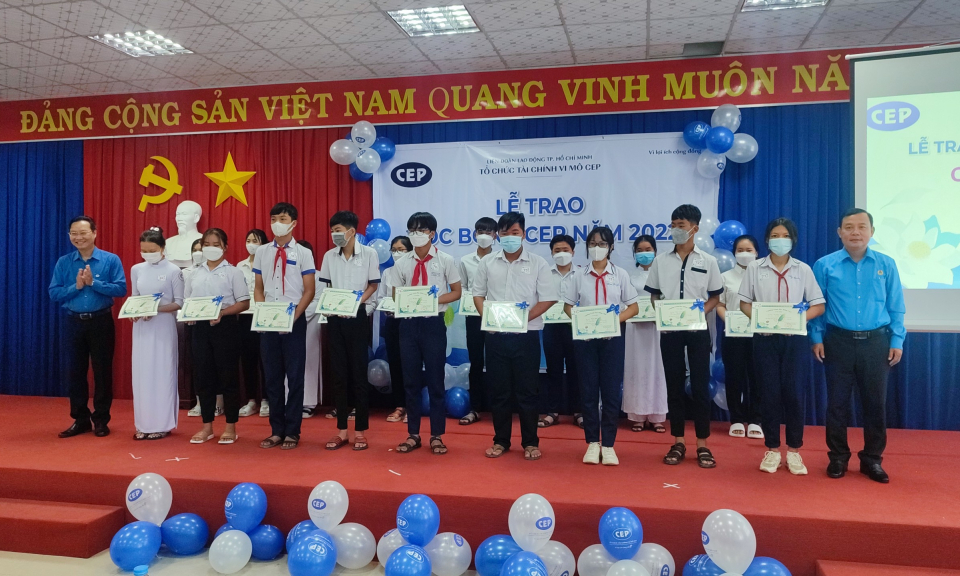 CEP Chi nhánh Đức Hòa trao 90 suất học bổng cho học sinh vượt khó