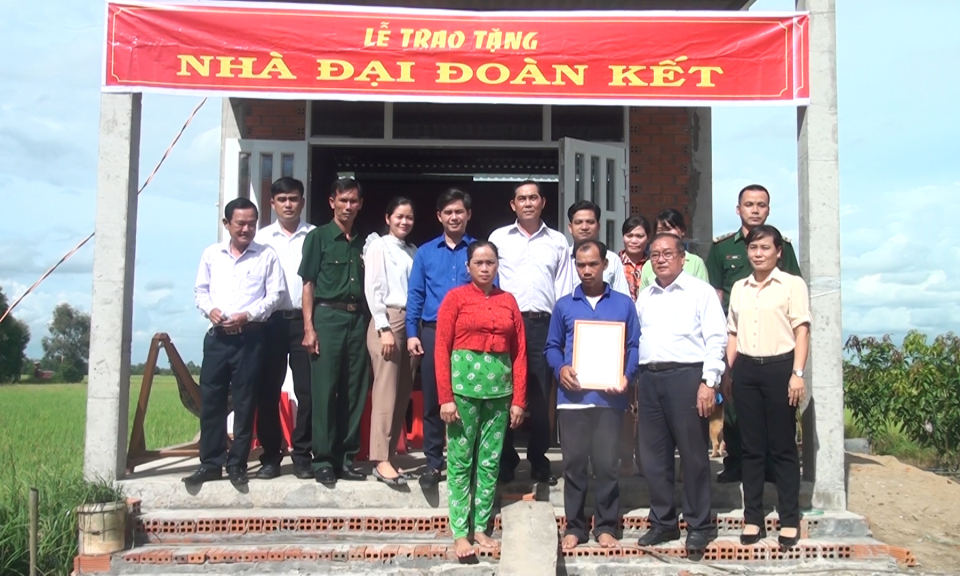 Trao tặng 2 nhà Đại đoàn kết cho hộ cận nghèo xã biên giới 