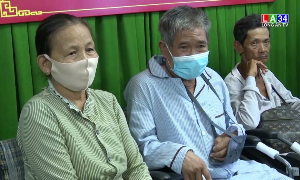 Nguyên Phó Thủ tướng thường trực Chính phủ - Trương Hòa Bình tặng xe lăn, xe lắc tại Long An