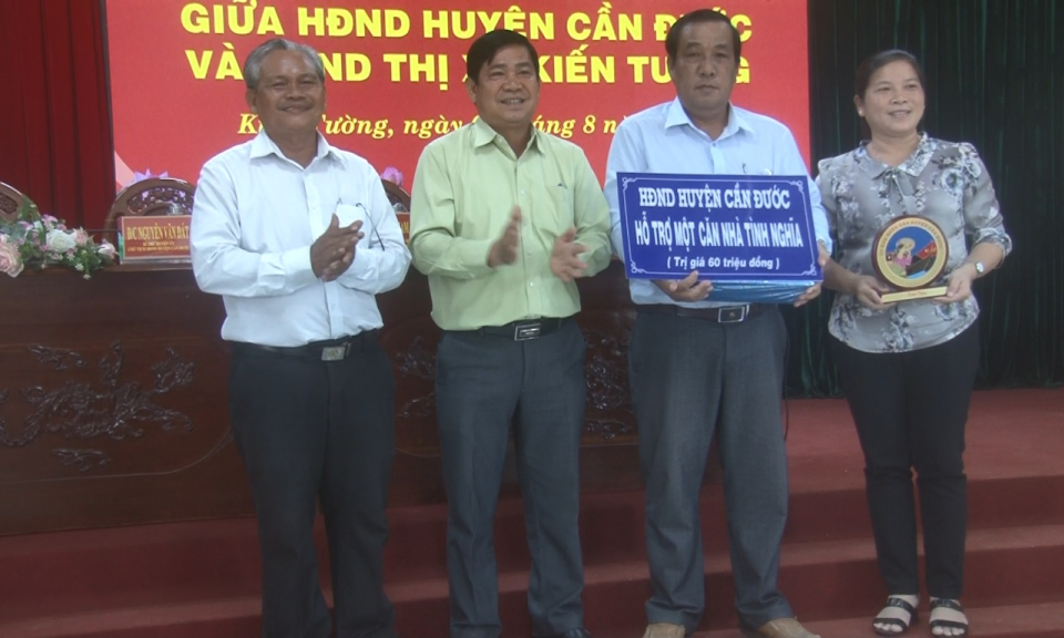 Kiến Tường: Đại biểu HĐND huyện Cần Đước giao lưu, trao đổi kinh nghiệm 
