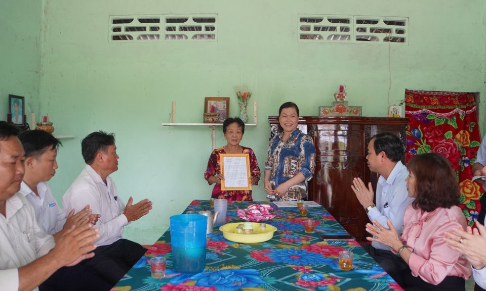 Mộc Hóa bàn giao nhà tình nghĩa, đại đoàn kết cho hộ nghèo